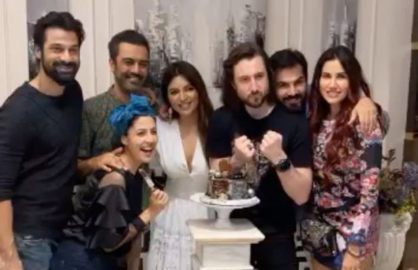 शमा सिकंदर गोवा में डेस्टिनेशन वेडिंग करने जा रही है। शमा और जेम्स के परिवार ने शादी की तैयारियां भी शुरू कर दी हैं। जेम्स के पेरेंट्स भी जल्द ही शादी की तैयारियों के लिए मुंबई पहुंचने वाले हैं। 