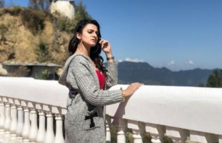आयशा कपूर ने अपने हॉट अंदाज से कविता भाभी यानि अदाकारा कविता राधेश्याम को भी टक्कर दे डाली है।