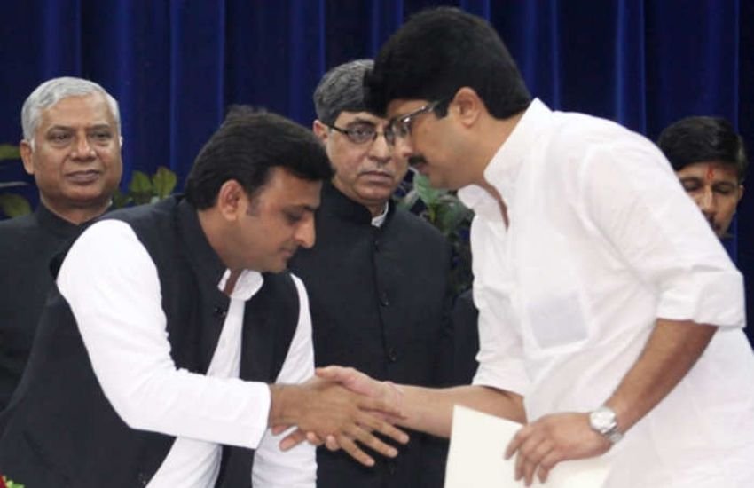 राजा भैया का कहना था कि वह अवधवासी हैं और यहां भाषा की शिष्टता बहुत मायने रखती है। यही कारण है कि अखिलेश के उन्हें नहीं पहचानने के बयान को क्षेत्र में अच्छा नहीं माना गया।