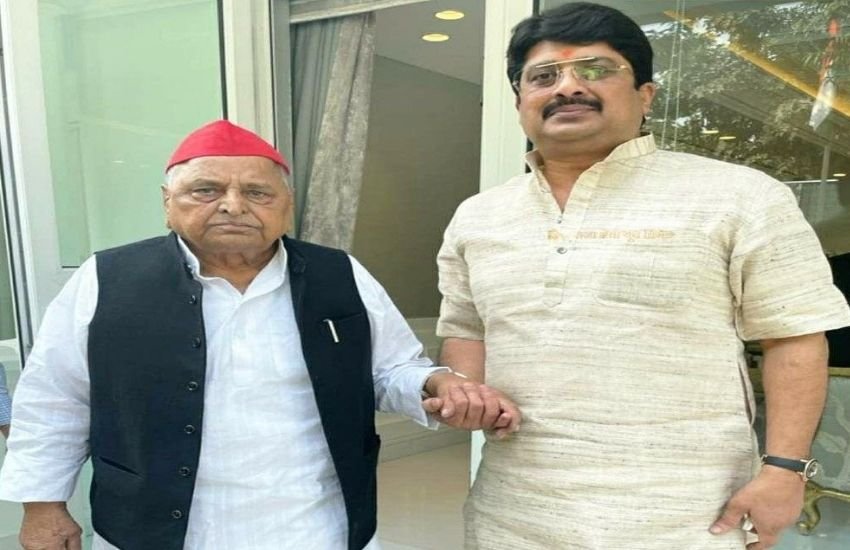 राजा भैया का कहना था कि मुलायम सिंह और अखिलेश यादव एक दूसरे से अलग हैं। मुलायम के साथ उनका संबंध अलग रहा है।