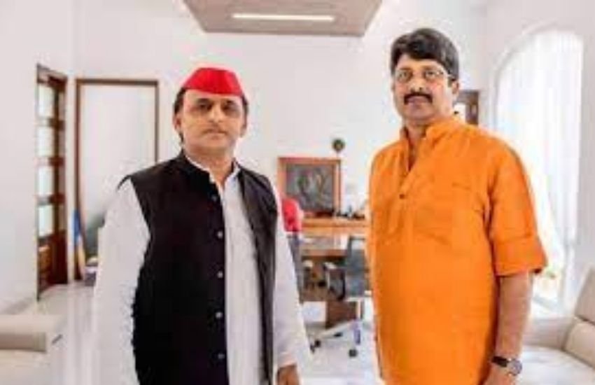 राजा भैया का कहना था कि अखिलेश यादव के इस बयान पर वह अपनी कोई प्रतिक्रिया नहीं देंगे, लेकिन वह अखिलेश और मुलायम के बीच के अंतर को बताने से भी नहीं चूके।