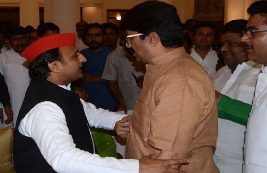 एक समय राजा भैया और अखिलेश यादव के बीच वैचारिक मत ही नहीं, दोस्ताना संबंध भी बेहतर था, लेकिन साल 2017 के बाद से दोनों के बीच गहरी खाई खुद गई है। अखिलेश यादव ने कुंडा में राजा भैया के सामने उनके ही कभी दोस्त रहे गुलशन यादव को उतार दिया और अब उसके प्रचार के लिए खुद भी वहां पहुंचे, लेकिन कुछ ऐसा कह डाला कि राजा भैया भी सुलग गए।
