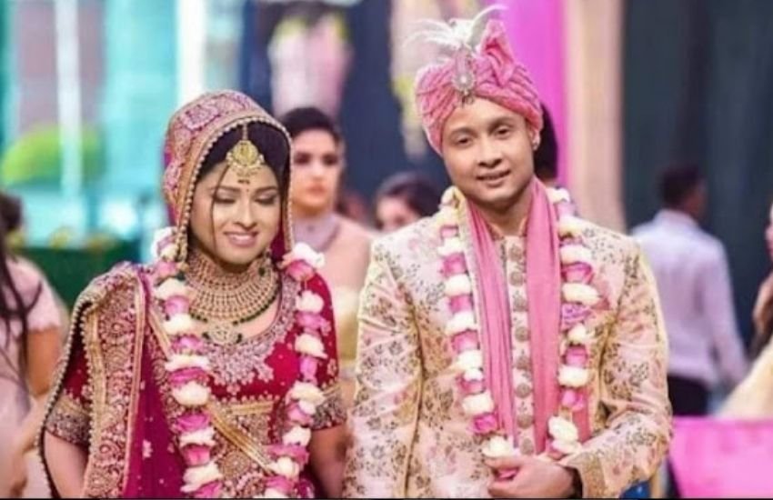 इंडियन आइडल 12 के मेकर्स पवनदीप राजन और अरुणिता कांजीलाल के लव एंगल को भी रियलिटी शो में खूब हवा दी गई और दोनों की इसी दौरान एक तस्वीर सोशल मीडिया पर वायरल हुई, जिसमें दोनों दूल्हा-दुल्हन के रूप में दिखे थे। बाद में क्लियर किया गया कि दोनों शादी की फेक तस्वीर सोशल मीडिया पर वायरल हो गई थीं।