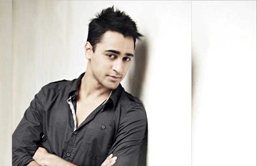 एक्टर इमरान खान भी सोशल मीडिया से दूर हैं। एक्टर का इंस्टाग्राम में अकाउंट जरूर है हालांकि वो सालों पहले उसका इस्तेमाल करना छोड़ चुके हैं। यहां तक कि उनके इंस्टा बायो में उन्होंने खुद मेंशन किया है कि वो सोशल मीडिया से काफी असंतुष्ट हैं। एक्टर का आखिरी पोस्ट साल 2018 का नजर आता है।