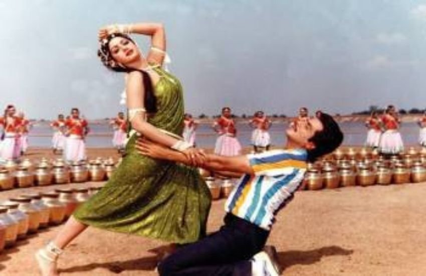 जितेंद्र ने रेखा के मजाक को हकिकत में बदल दिया और श्रीदेवी के साथ अपनी पहली फिल्म हिम्मतवाला की और उनकी ये फिल्म हिट हुई।