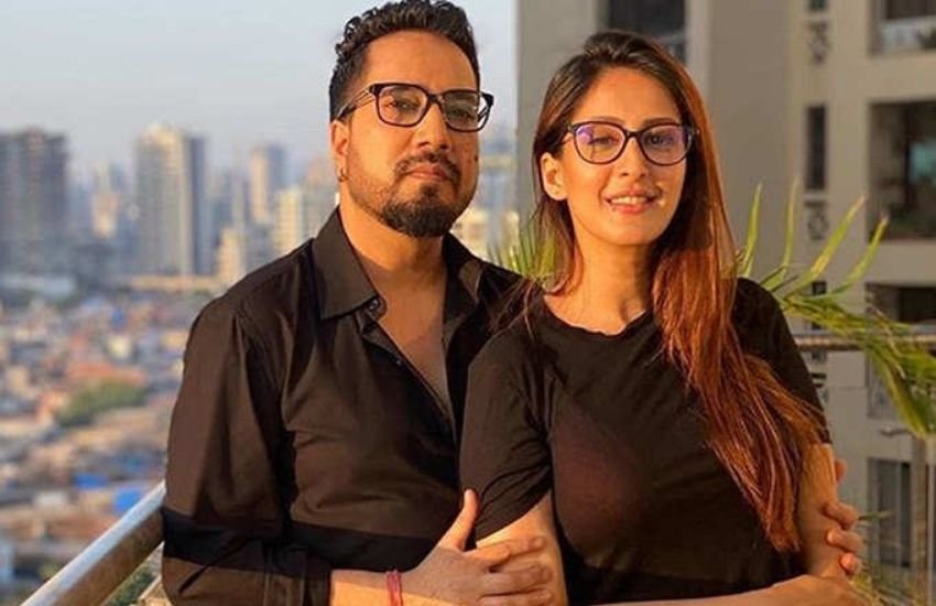 लॉकडाउन के दौरान चाहत खन्ना और मीका सिंह की फोटोज ने सोशल मीडिया पर वायरल हुई थीं। चाहत खन्ना, मिका के घर बालकनी में नजर आई थीं। इसके बाद से दोनों के अफेयर और शादी की चर्चा होने लगी थी, लेकिन बाद में पता चला कि चाहत खन्ना और मीका सिंह ने म्यूजिक वीडियो को प्रमोट करने के लिए ये तस्वीरें शेयर की थीं। 