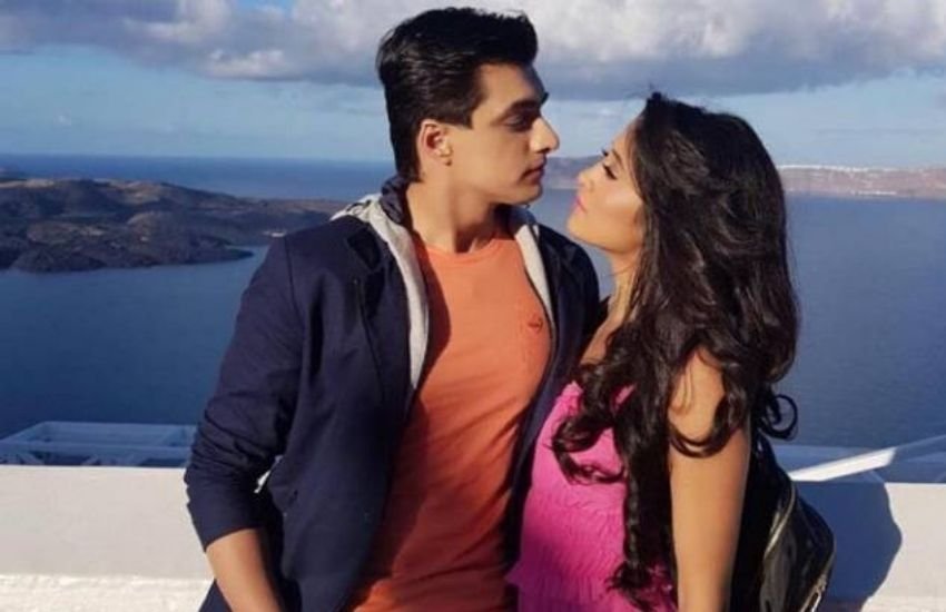 शिवांगी जोशी और मोहसिन खान की ऑनस्क्रीन जोड़ी काफी हिट रही थी और असल जिंदगी में भी दोनों के बीच अच्छी दोस्ती है। लेकिन जब पहली बार मोहसिन ने शिवांगी को शो के सेट पर देखा तो वह कुछ ऐसा बोल गए कि सुनकर शिवांगी उन्हें देखती रह गई थीं।