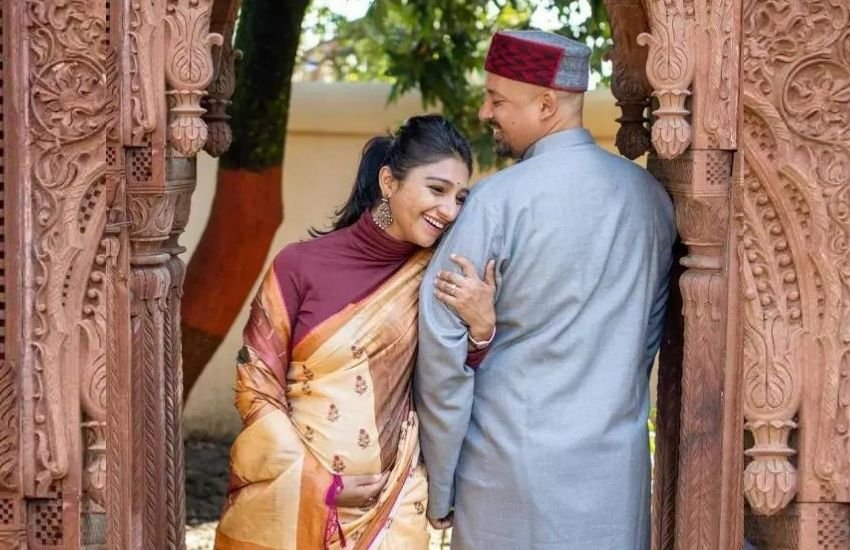 मोहिना कुमारी भी प्रेग्नेंट हैं और हाल ही में उन्होंने बेबी बंप के साथ तस्वीरें पोस्ट की हैं। अगले तीन से चार महीने में वह भी मां बनने वाली हैं।