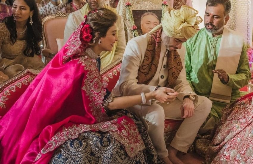 नृति ने लिखा की छोटी बहन को अनमोल को देने में सक्षम होना भावुकता से कम नहीं था। यह एकमात्र मौका होगा, जो हमें कभी मिलेगा (क्योंकि नृति के दो बेटे हैं)।