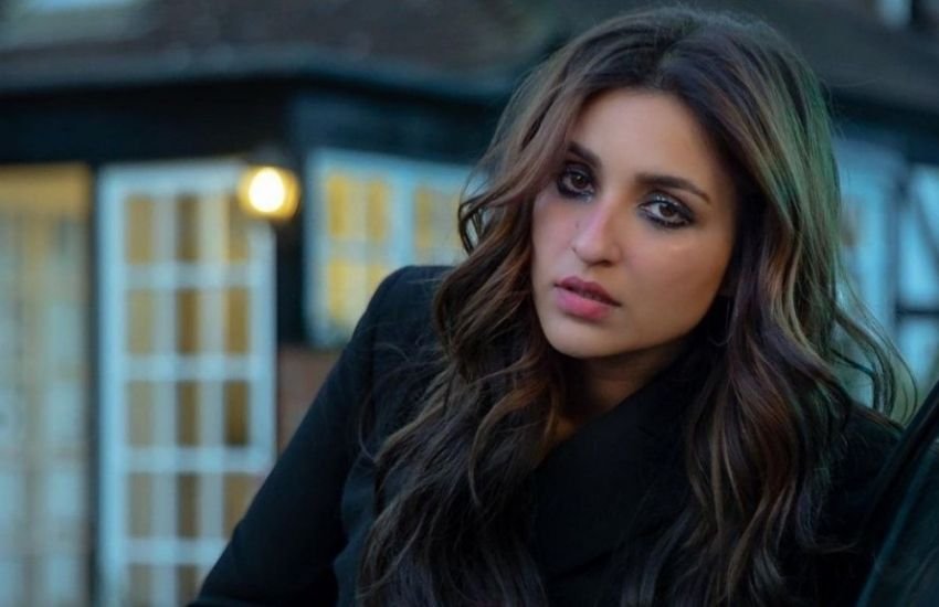 परिणीति चोपड़ा की मुख्य भूमिका वाली फिल्म ‘द गर्ल ऑन द ट्रेन ब्रिटिश लेखिका पॉला हॉकिन्स के 2015 में प्रकाशित उपन्यास द गर्ल ऑन द ट्रेन पर आधारित है।ये मर्डर मिस्ट्री तीन महिलाओं के जीवन के जरिए घरेलू हिंसा, शराब और ड्रग्स के तानेबाने पर आधारित है। फिल्म का केंद्र है लंदन में रहने वाली मीरा कपूर (परिणीति चोपड़ा), जिसकी निजी और प्रोफेशनल लाइफ पूरी तरह बर्बाद हो चुकी है।