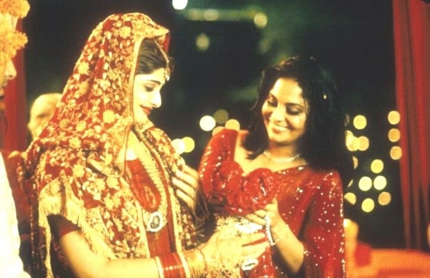 मानसून वेेडिंग एक सीरियस सब्जेक्ट पर बनी है। घर में ही अपने रिश्तेदारों से मोलेस्टेशन की शिकार लड़कियों पर बनी ये फिल्म जरूर देखनी चाहिए। इस मूवी को गोल्डन ग्लोब अवॉर्ड के नॉमिनेशन में भी जगह मिली थी।