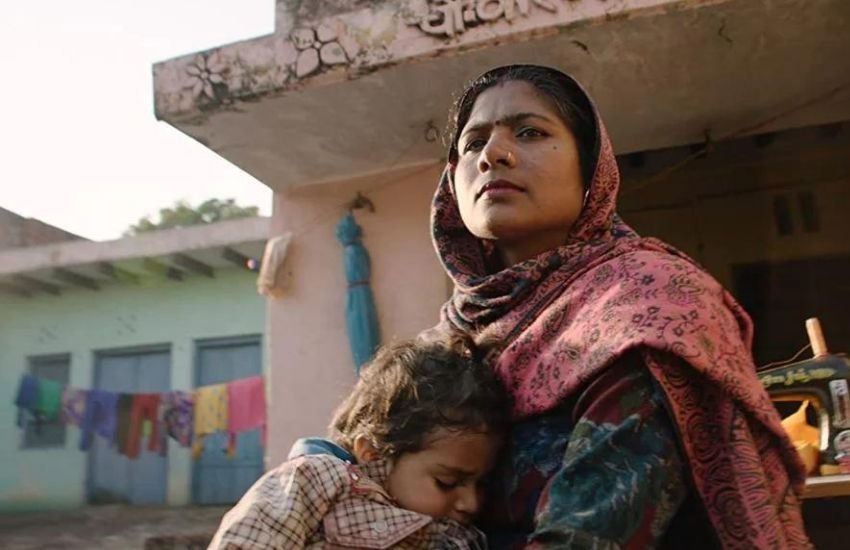 पीरियड एंड ऑफ सेंटेंस एक ऐसी डॉक्युमेंट्री है जिसमें भारतीय महिलाओं के जीवन और उनसे जुड़ी समस्याओं जैसे पीरियड से जुड़ी दकियानूसी सोच पर प्रहार है। यह सीरीज हेल्दी लाइफ स्टाइल को अपनाने के लिए प्रेरित करती है।