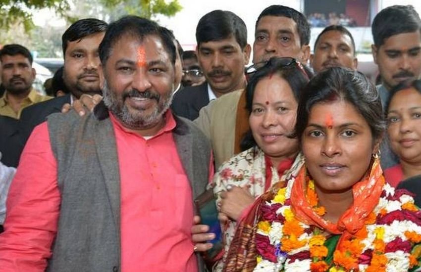 लखनऊ की सरोजनी विधानसभा सीट से विधायक स्वाति सिंह और उनके पति दयाशंकर सिंह एक ही सीट से टिकट के लिए दावेदारी ठोक दिए थे। हालांकि, मिया-बीवी की लड़ाई में भाजपा ने सरोजनीनगर से ED के पूर्व अधिकारी राजेश्वर सिंह को टिकट दे दिया। वहीं, दयाशंकर सिंह को बलिया से टिकट मिला है। स्वाति सिंह अब भी टिकट के इंतजार में हैं।