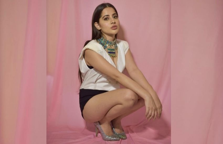 आरजे सिद्धार्थ कनन को दिए एक इंटरव्यू में उर्फी जावेद ने बताया, 'जब उनकी तस्वीरें एडल्ट साइट पर अपलोड की गईं थीं उस वक्त उनकी हालत बहुत ही खराब थी। इस घटना के बाद उनके पिता ने उन्हें मानसिक और शारीरिक रूप से प्रताड़ित किया था।