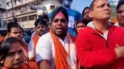 बजरंग दल ने ‘वैलेंटाइन डे’ के पुतले को दी फांसी, बयान पर लोगों ने दिया ऐसा रिएक्शन