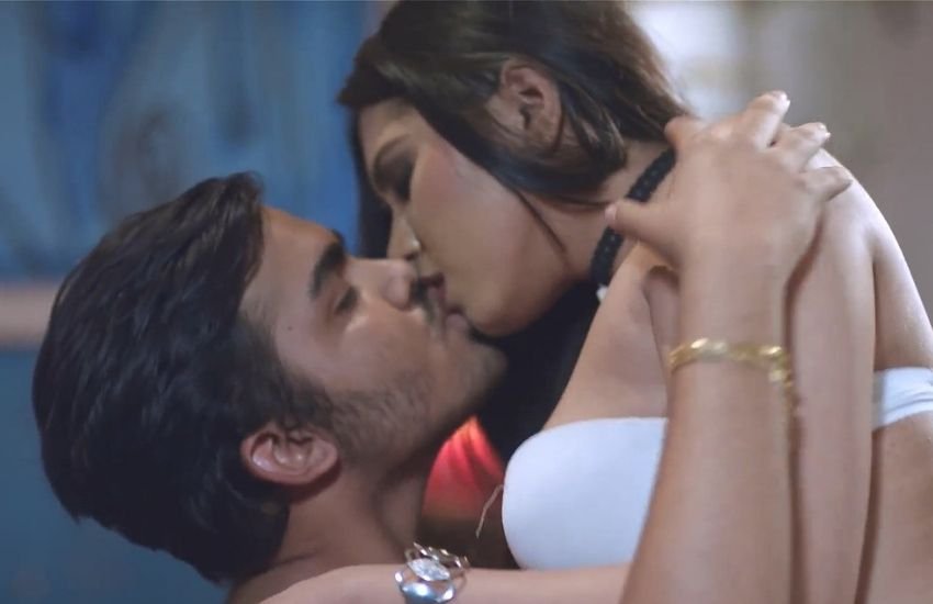 लाल लिहाफ एक शादीशुदा औरत कुसुम की कहानी है जिसका पति शादी के आठ बाद भी उसके करीब नहीं आता है। अंत में कुसुम अपनी जरूरत पूरा करने के लिए कभी अपनी नौकरानी तो कभी अपने जानने वाले संग जुड़ जाती है। जब पति को कुसुम के बारे में पता चलता है तो जानिए क्या होता है।