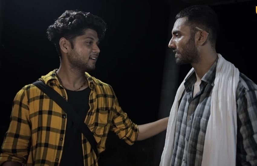 भसूडी एक जफर नाम के आदमी और उसके तीन दोस्तो की है, जो अपनी लाइफ में कई तरह की समस्याओं से घिरे होते हैं। वे अपनी समस्याओ से निपटने के लिए प्लान बनाते है लेकिन वो चारो और बड़ी मुश्किल मे फंस जाते है और यही से कहानी एक नया मोड़ आता है।