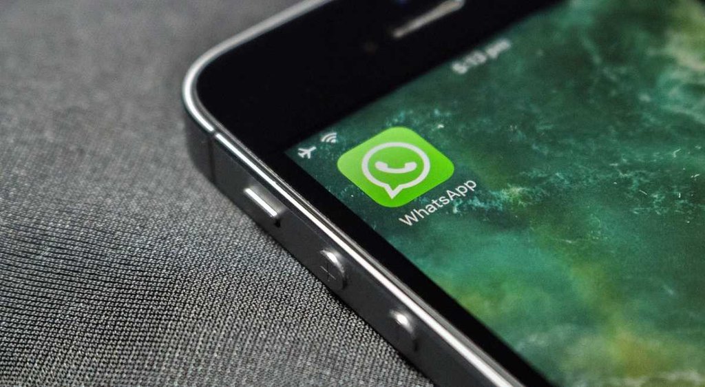 Saudi Arabia, Arabic News Paper Okaz, whatsapp rules for Red Heart Emoji