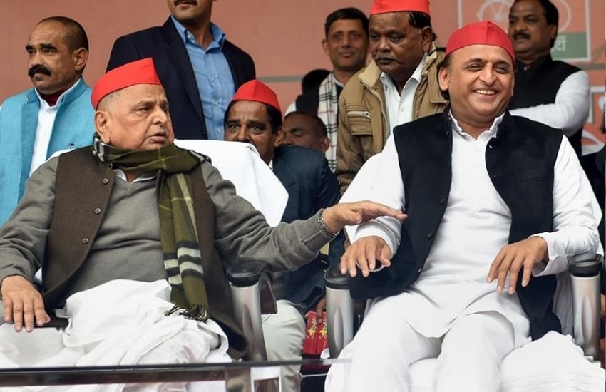 राजा भैया ने मुलायम और अखिलेश के बीच का अंतर बयां करते हुए कहा था कि कुंआ खोद कर पानी पीना और परोसी हुई थाली में भोजन कर लेना दोनों में बहुत अंतर है। Photos: Social Media