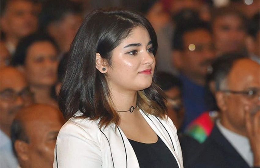 जायरा का कहना है कि वह एक महिला के रूप में कृतज्ञता और विनम्रता के साथ हिजाब पहनती हैं। वह इस पूरी व्यवस्था के प्रति नाराजगी और विरोध प्रकट करती हैं, जहां महिलाओं को धार्मिक प्रतिबद्धता के लिए रोका जा रहा है और उत्पीड़न हो रहा है।