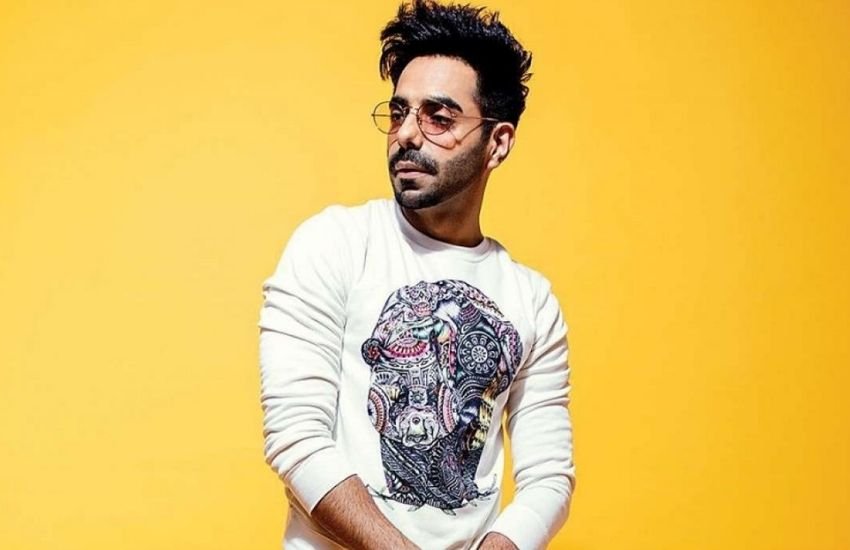 एक्टर अपारशक्ति खुराना भी एमएफ पर स्टोरीटेलिंग शो होस्ट करते है, जिसमें वह लव स्टोरीज सुनाते हैं।