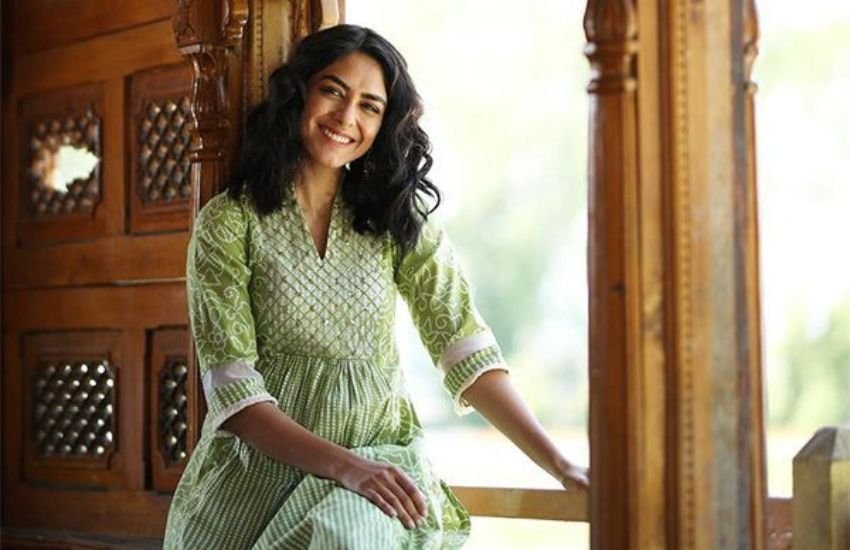 मृणाल का कहना था जब भी वह अपनी शादी की बात सुनती थीं तो रो पड़ती थीं। उन्हें इस बात का डर भी सताता रहता था कि कहीं उनकी 23 साल में शादी और फिर बच्चे न हो जाएं, क्योंकि इस चीज से वो बहुत घबराती थीं। वो यही चीज अपने साथ होता हुआ नहीं देखना चाहते थीं।