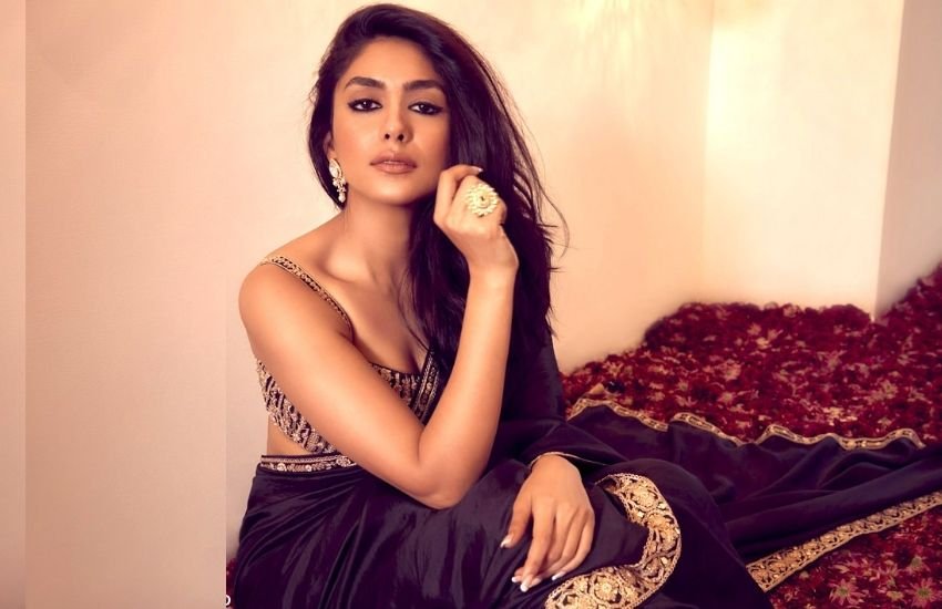 एक्ट्रेस ने अब तक लव सोनिया, बाटला हाउस, सुपर 30, तूफान और जर्सी जैसी फिल्में की हैं और इनके पहले टीवी पर उन्हें कुमकुम भाग्य जैसे शो में बहुत पसंद किया था। Photos: Social Media