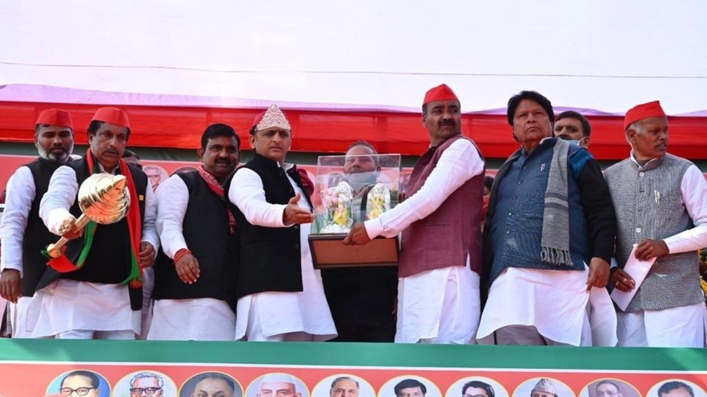 आगरा की रैली में अखिलेश यादव और रामजीलाल सुमन (फोटो: ट्विटर/ समाजवादी पार्टी )