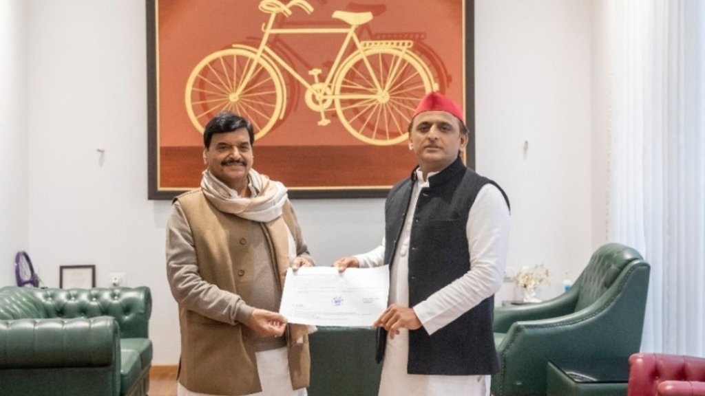 शिवपाल यादव और अखिलेश यादव के बीच गठबंधन होने से प्रसपा के कई नेताओं का टिकट कट गया है। (फोटो: ट्विटर/ समाजवादी पार्टी)