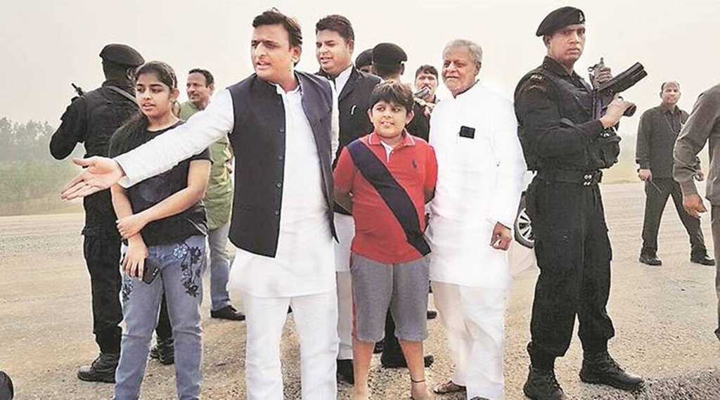 Akhilesh Yadv Bacce| Akhilesh Son Photo| Akhilesh With Family Photo| Akhilesh With Daughter|