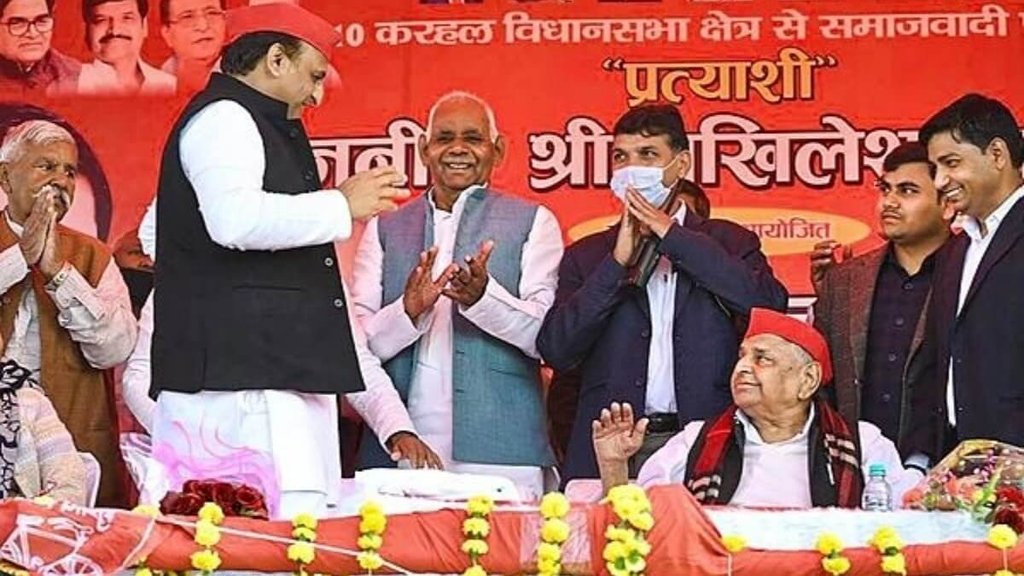 गुरुवार को मैनपुरी में चुनाव प्रचार के दौरान अखिलेश यादव और मुलायम सिंह यादव (फोटो: पीटीआई)