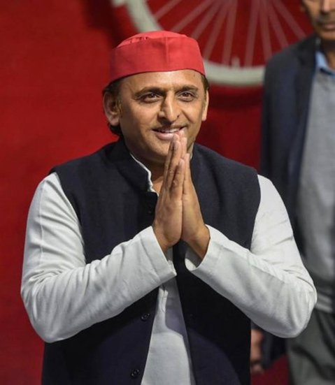 अखिलेश यादव अपनी बॉडी को डिटॉक्स करने के लिए नवरात्रि में नौ दिनों  का व्रत भी रखते हैं। ये बात उनके छोटे भाई प्रतीक की पत्नी अपर्णा ने बताई थी।