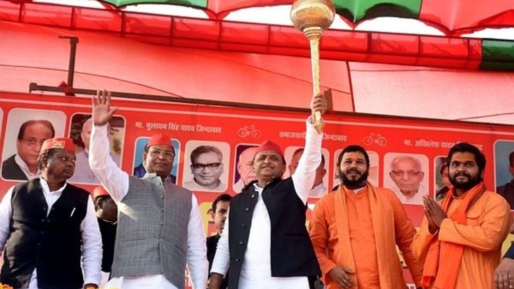 उत्तरप्रदेश की एक जनसभा में समाजवादी पार्टी के अध्यक्ष अखिलेश यादव (फोटो: पीटीआई)