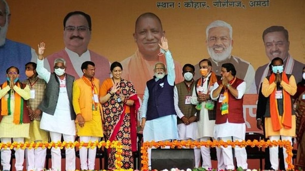गुरुवार को अमेठी की जनसभा में प्रधानमंत्री मोदी और केंद्रीय मंत्री स्मृति ईरानी (फोटो: पीटीआई)