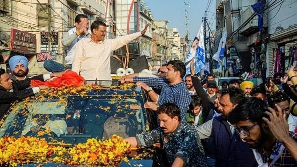 पंजाब के जालंधर में रोड शो करते अरविंद केजरीवाल की तस्वीर (फोटो: पीटीआई)