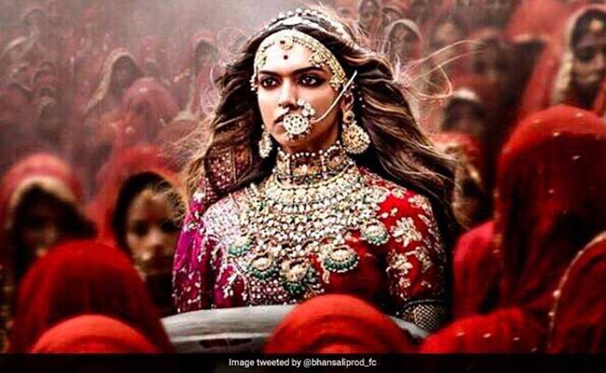 पद्मावत: इस फिल्म की रिलीज में अड़चन बनी थी करणी सेना। उनका कहना था कि भंसाली हमारे इतिहास के साथ छेड़छाड़ कर रहे हैं। बात इतनी बिगड़ गई थी कि करणी सेना ने भंसाली को थप्पड़ तक जड़ दिया और जयपुर के जयगढ़ किले में लगे फिल्म के सेट को बर्बाद कर दिया था।