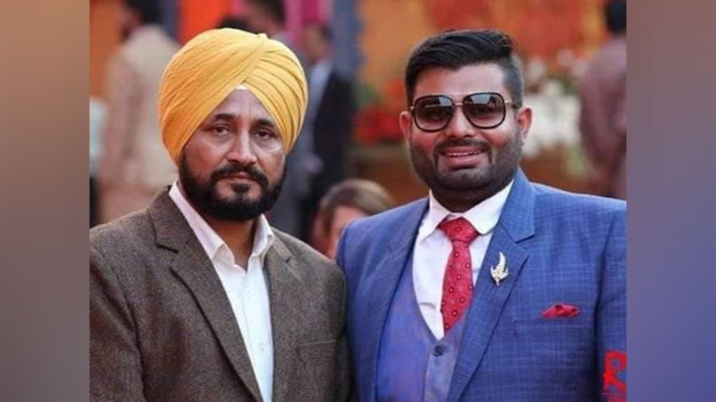 भतीजे भूपिंदर हनी के साथ सीएम चन्नी (फोटो: एएनआई)