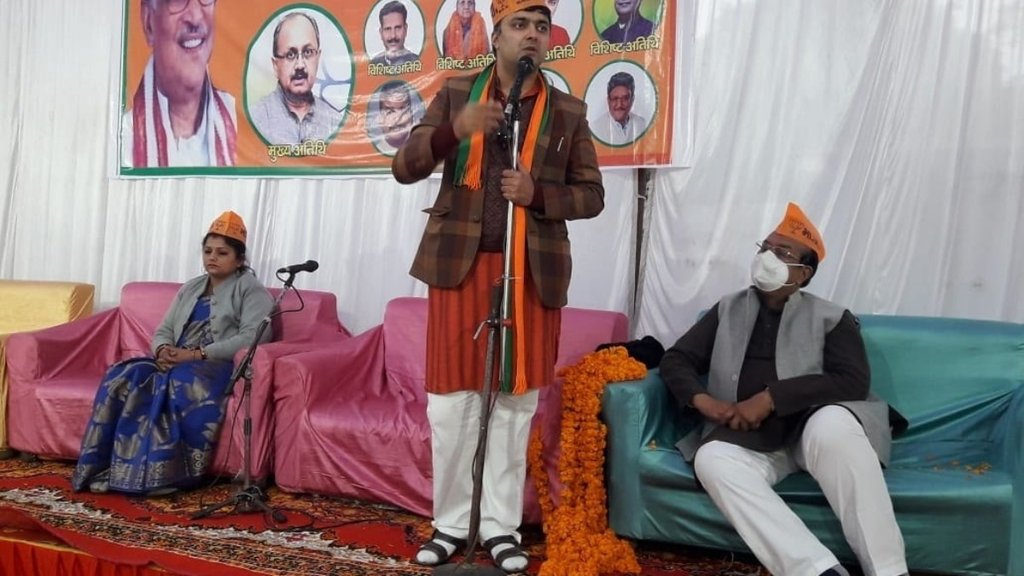 प्रधानमंत्री मोदी की रैली में मंच पर चढ़ने से पहले प्रयागराज उत्तर से भाजपा प्रत्याशी हर्षवर्धन वाजपेयी पैर फिसलने की वजह से घायल हो गए। (फोटो: फेसबुक/ harshbajpaiMLA)