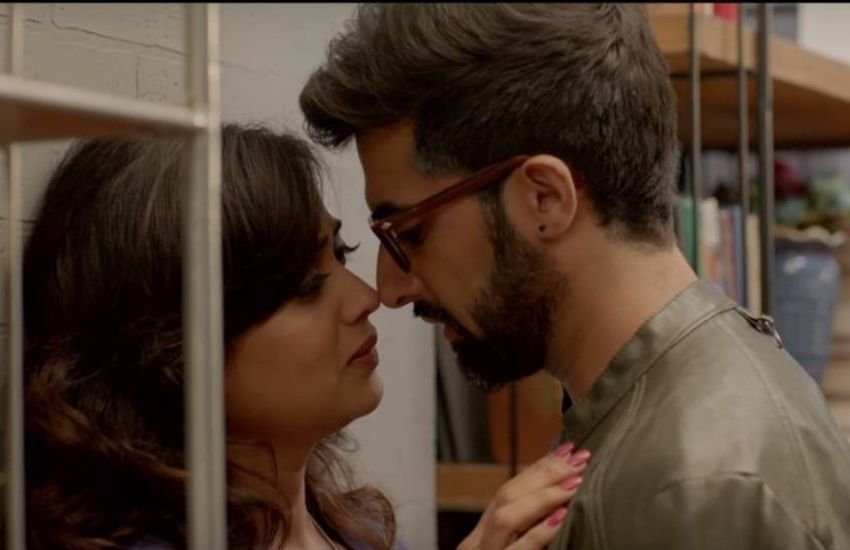 'हम तुम एंड देम वेब सीरिज में श्वेता अपनी संस्कारी बहू वाली इमेज से बिल्कुल अलग बोल्ड अवतार में नजर आई थीं। इसमें श्वेता ने एक सिंगल मदर का रोल किया था जो अपनी बेटी से पूछकर किसी के प्यार में पड़ती है।श्वेता तिवारी और एक्टर अक्षय ओबेरॉय के इंटिमेट सीन को लेकर खूब चर्चाएं हुईं थीं। Photos: Social Media