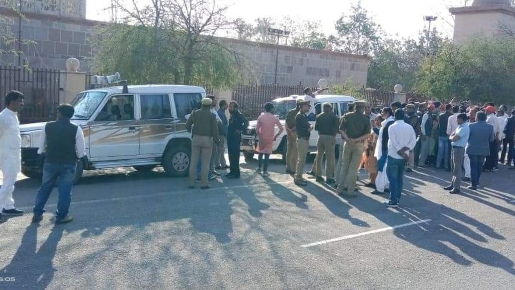 स्ट्रांग रूम में छेड़छाड़ का आरोप लगाकर लखनऊ के रमाबाई मैदान के बाहर प्रदर्शन करते सपा और बसपा कार्यकर्ता (फोटो: ट्विटर/ KalpiBanti)