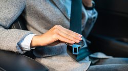 कार में अब सारी सीटों के लिए ‘Three Point’ सीट बेल्ट देना अनिवार्य, केंद्रीय मंत्री का ऐलान