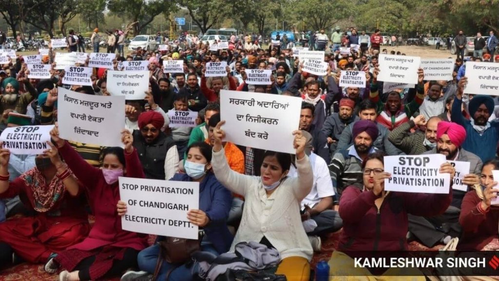 चंडीगढ़ में निजीकरण का विरोध करते बिजली विभाग के कर्मचारी (एक्सप्रेस फोटो)
