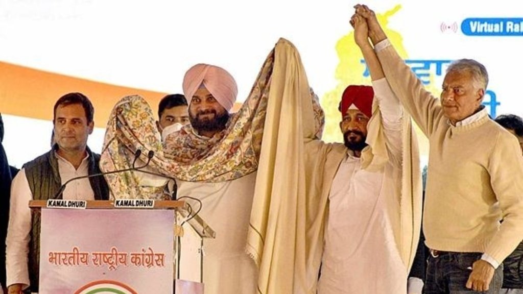 लुधियाना की रैली में कांग्रेस सांसद राहुल गांधी के साथ सीएम चन्नी और नवजोत सिंह सिद्धू (फोटो: पीटीआई)