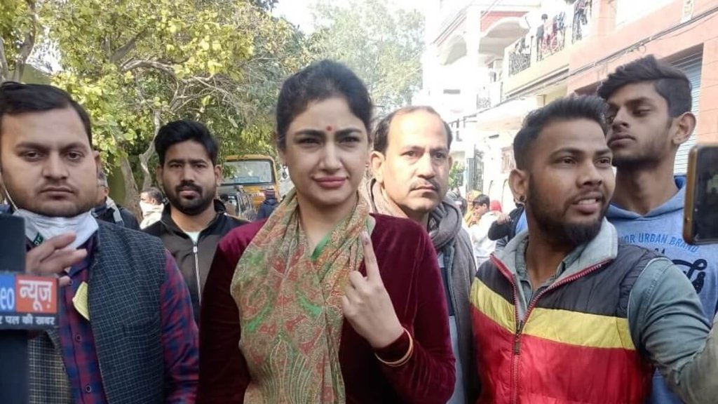 गुरुवार को जयंत चौधरी की पत्नी चारू चौधरी ने मथुरा में मतदान किया। (फोटो: ट्विटर/ रालोद)