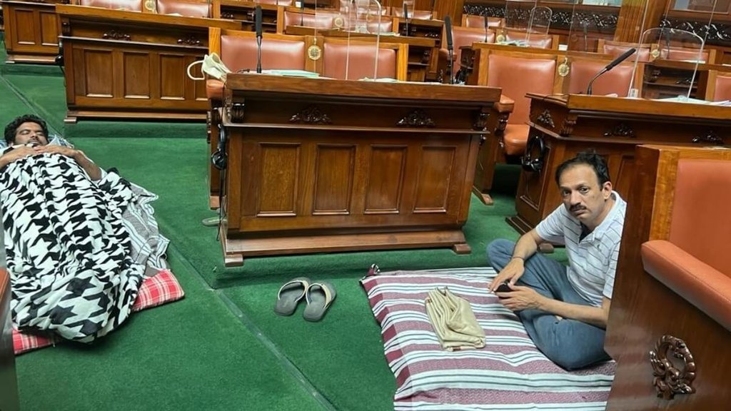 कर्नाटक सरकार में मंत्री केएस ईश्वरप्पा के विवादित बयान के विरोध में कांग्रेस विधायकों में सदन में ही सोकर रात गुजारी (फोटो: ट्विटर/ कर्नाटक कांग्रेस) कर्नाटक सरकार में मंत्री केएस ईश्वरप्पा के विवादित बयान के विरोध में कांग्रेस विधायकों में सदन में ही सोकर रात गुजारी (फोटो: ट्विटर/ कर्नाटक कांग्रेस)