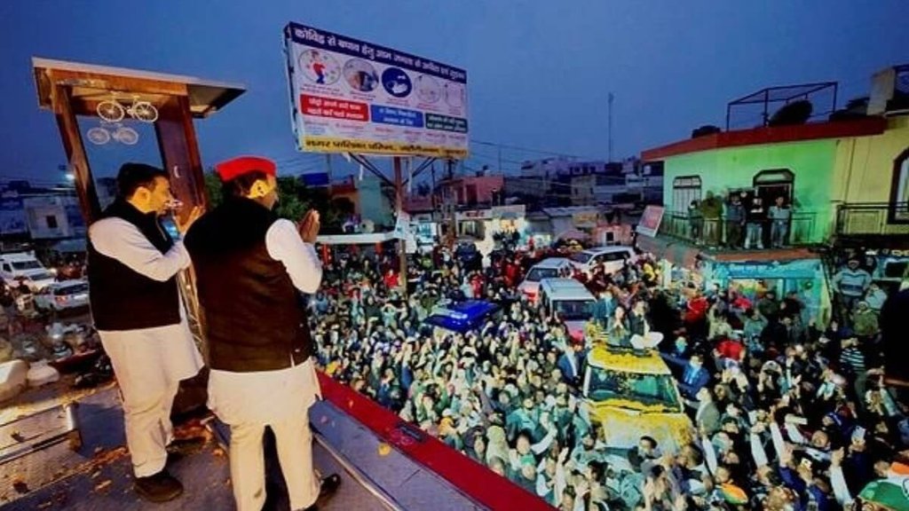 गुरुवार को बुलंदशहर में चुनाव प्रचार के दौरान प्रियंका गांधी और अखिलेश यादव का काफिला आमने सामने आ गया। (फोटो: पीटीआई) 