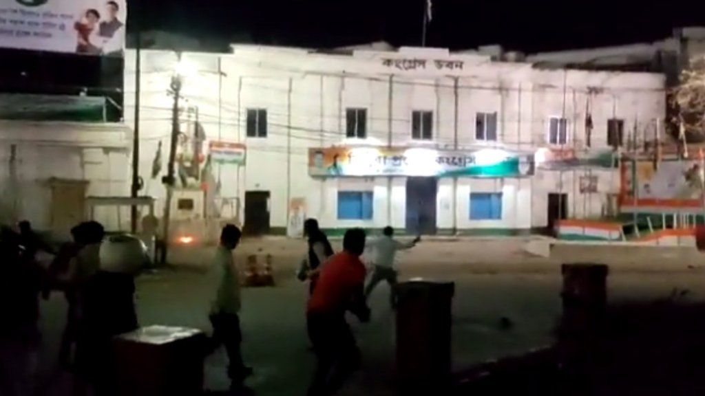 अगरतला स्थित कांग्रेस भवन पर पत्थरबाजी करते उपद्रवी तत्व (फोटो: ट्विटर/ त्रिपुरा कांग्रेस)