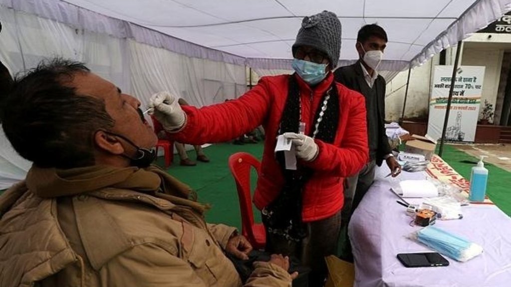 आईआईटी के शोधकर्ताओं ने संभावना जताई है कि कोरोना की चौथी लहर जून में आ सकती है। (एक्सप्रेस फोटो) आईआईटी के शोधकर्ताओं ने संभावना जताई है कि कोरोना की चौथी लहर जून में आ सकती है। (एक्सप्रेस फोटो)