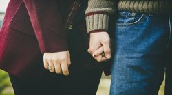 Valentine Day Special: जब भी हों उदास या परेशान तो पार्टनर का पकड़े हाथ, रिश्ते को मिलती है मजबूती; रिसर्च में साबित