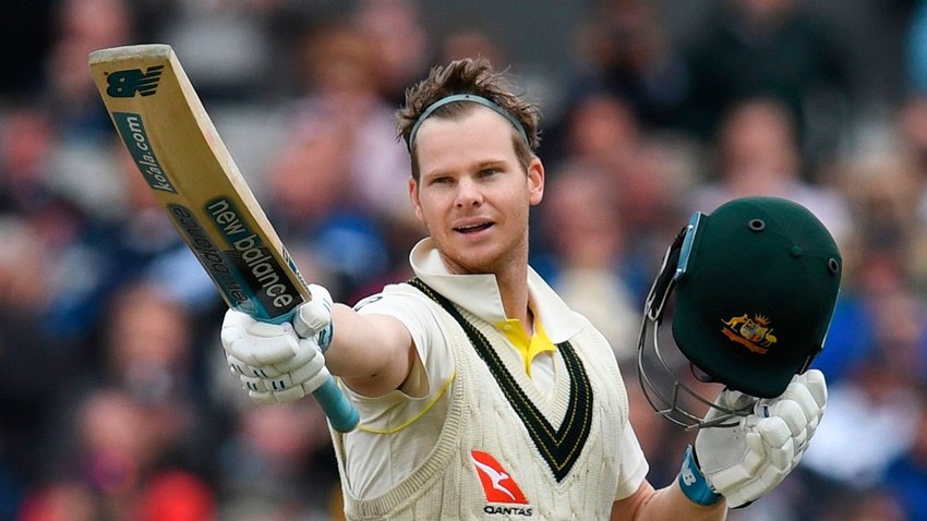 Steve Smith: ऑस्ट्रेलियन बल्लेबाज स्टीव स्मिथ ने 2010 में लेग स्पिनर के रूप में टी-20 मैच से अंतरराष्ट्रीय क्रिकेट में डेब्यू किया था। लेकिन बाद में वो एक शानदार बल्लेबाज बने। स्मिथ वनडे में 43.34 की औसत से 11 शतक और 25 अर्धशतक लगा चुके हैं। वहीं टेस्ट मैच में 59.87 की औसत से 27 शतक और 33 अर्धशतक उनके नाम हैं।